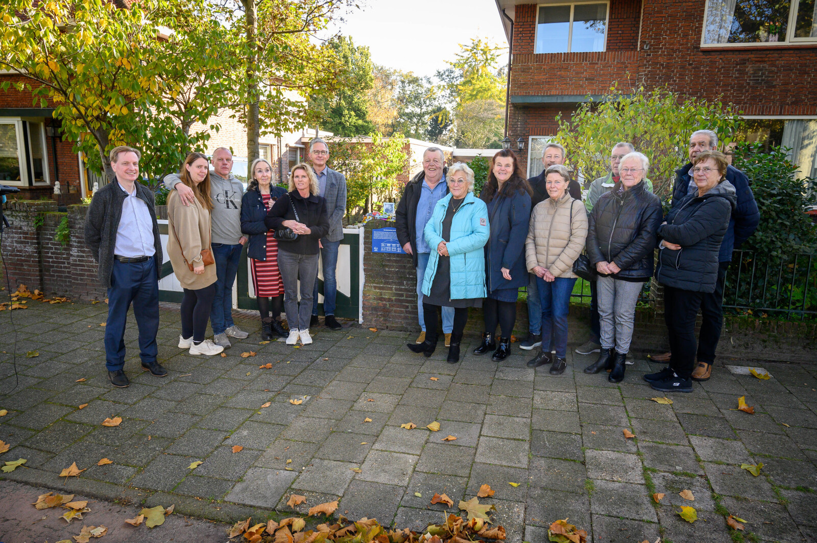 Aanwezigen bij onthulling herinneringsbord