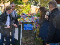 Onthulling bord opvang joodse weeskinderen door familie Remmerswaal