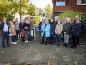 Onthulling bord opvang joodse weeskinderen door familie Remmerswaal