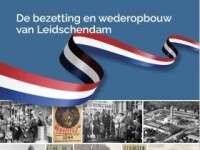 Burgemeester ontvangt boek 'Bezetting en wederopbouw van Leidschendam'