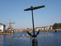 Plaatsing bordje bij Ankermonument Leidschendam